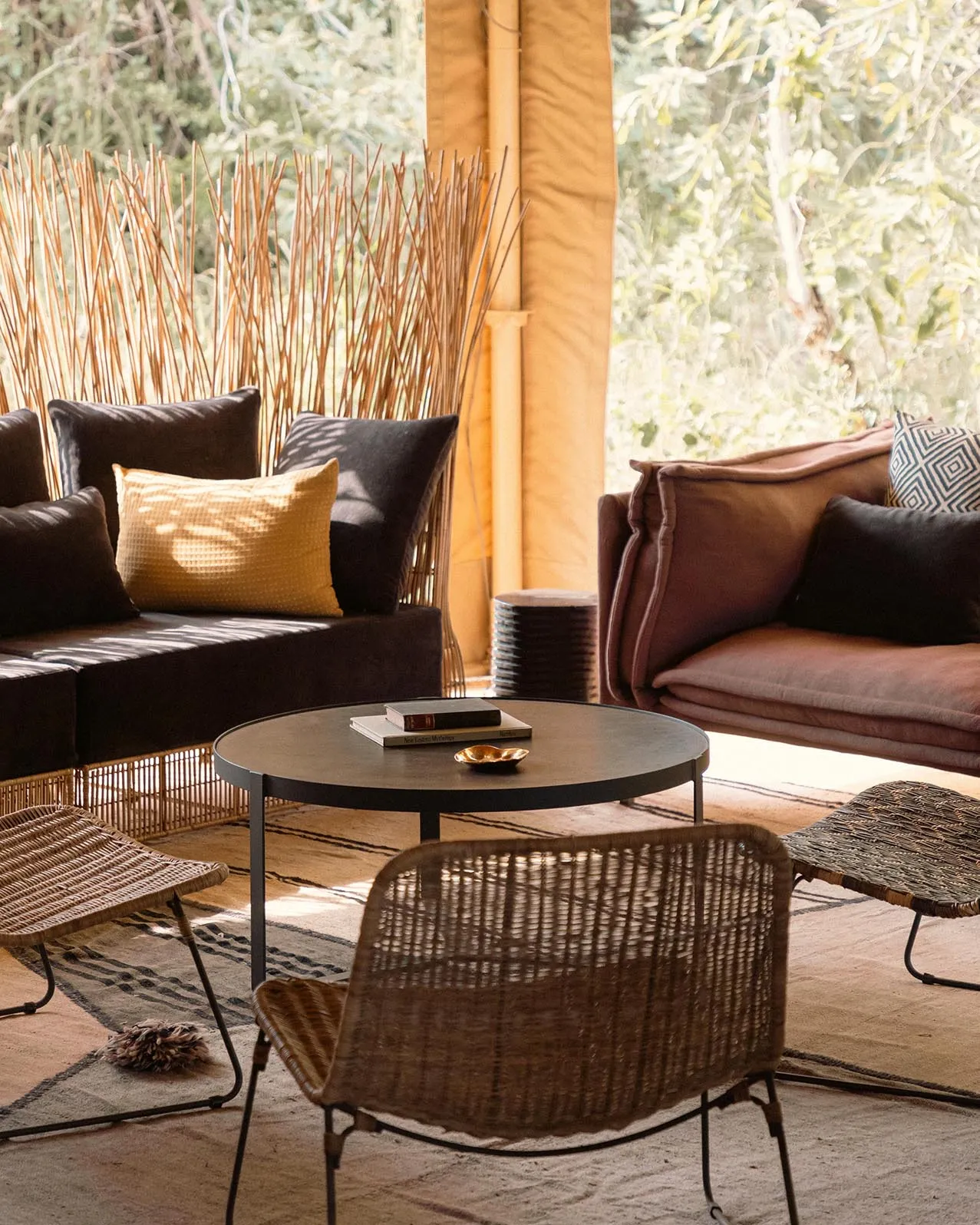 Africa, Tanzania, Serengeti Bushtops, coffee table, sofas and chairs