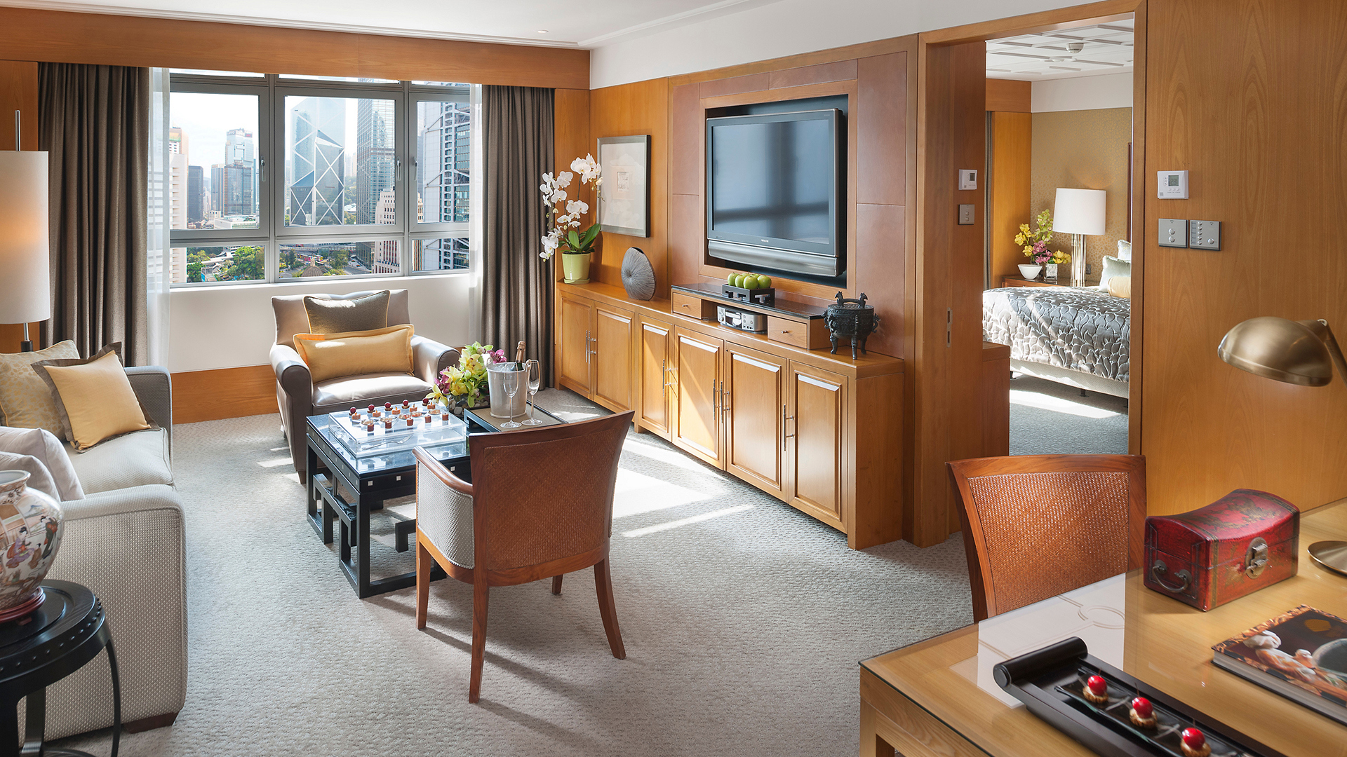Asia, Hong Kong, Mandarin Oriental Hong Kong, Deluxe Suite with amenities