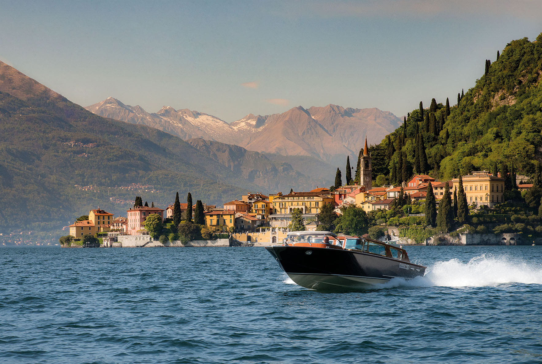 Europe, Italy, Italian Lakes, Lake Como, Grand Hotel Tremezzo, motorboat travelling on Lake Como