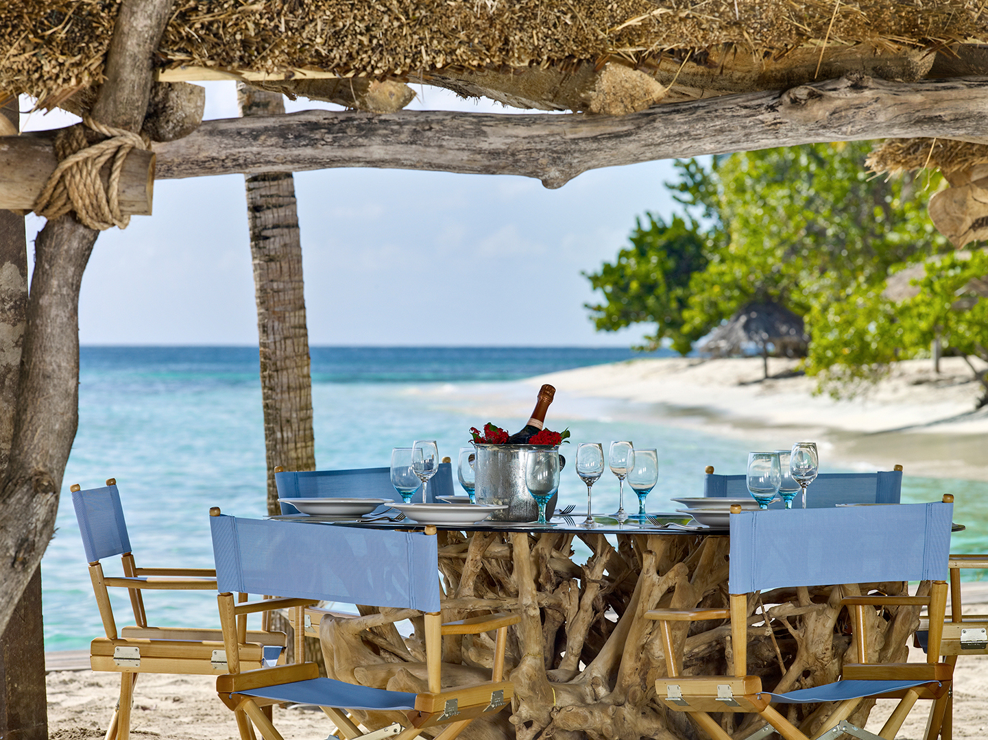 Caribbean, St Vincent & The Grenadines, Petit St Vincent, Beach dining