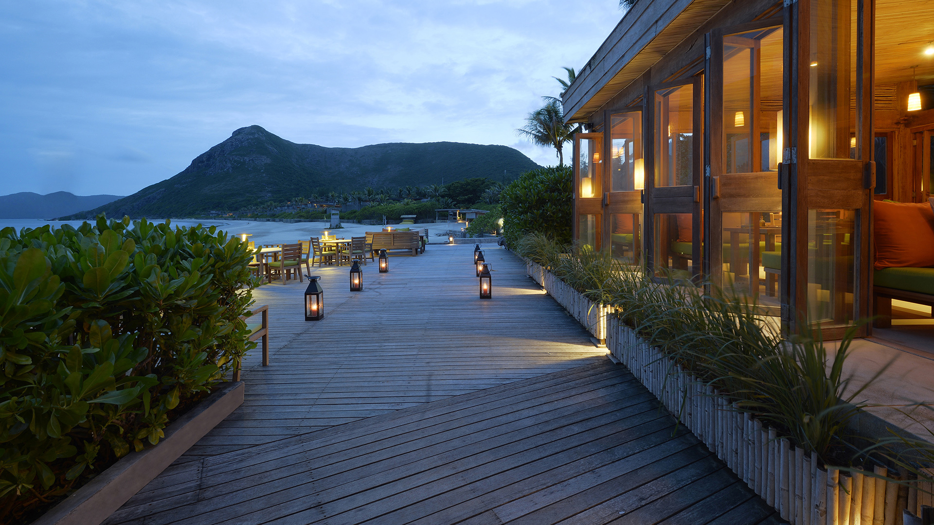  Worldwide, Vietnam, Six Senses Can Dao, Restaurant at Night