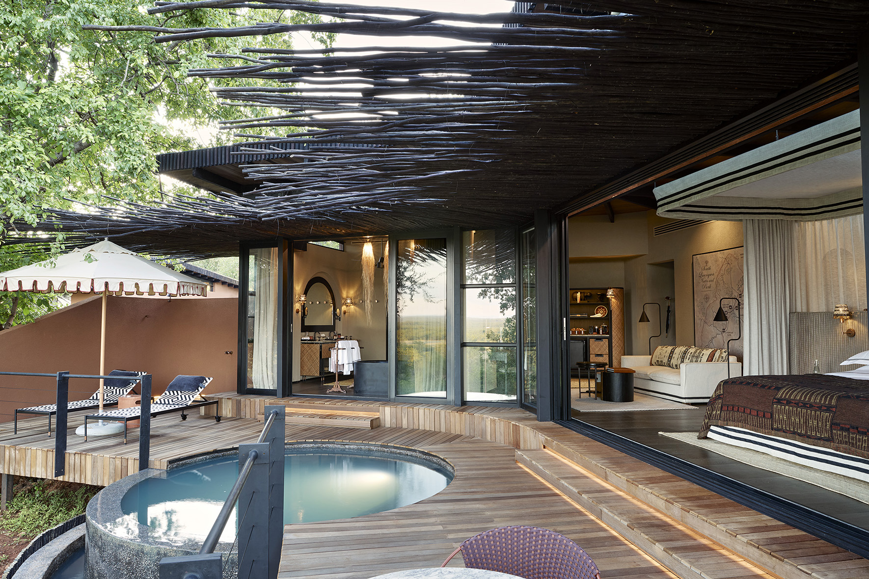 Afirca, Zambia, Chichele Presidential, Vista suite ineterior opened up to the veranda