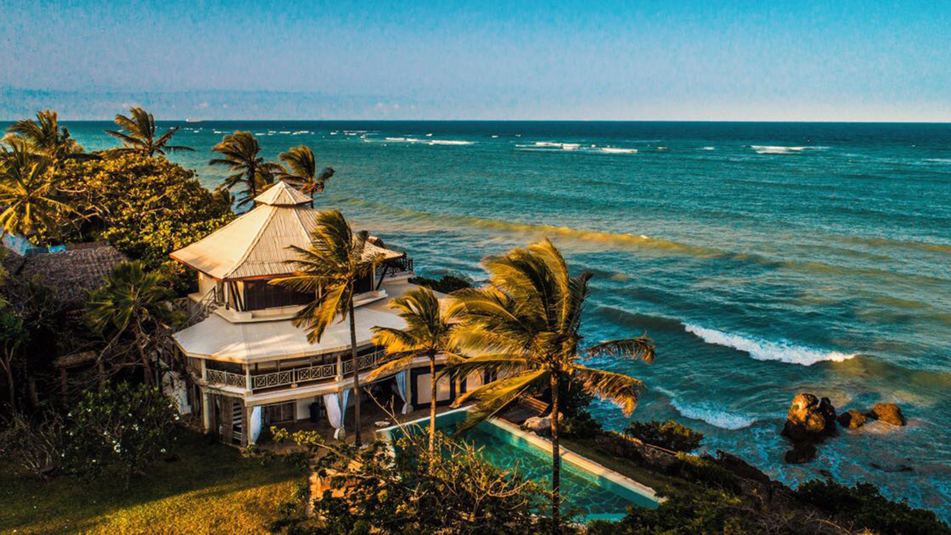 Africa, Kenya, Alfajiri, High Tide at Cliff Villa
