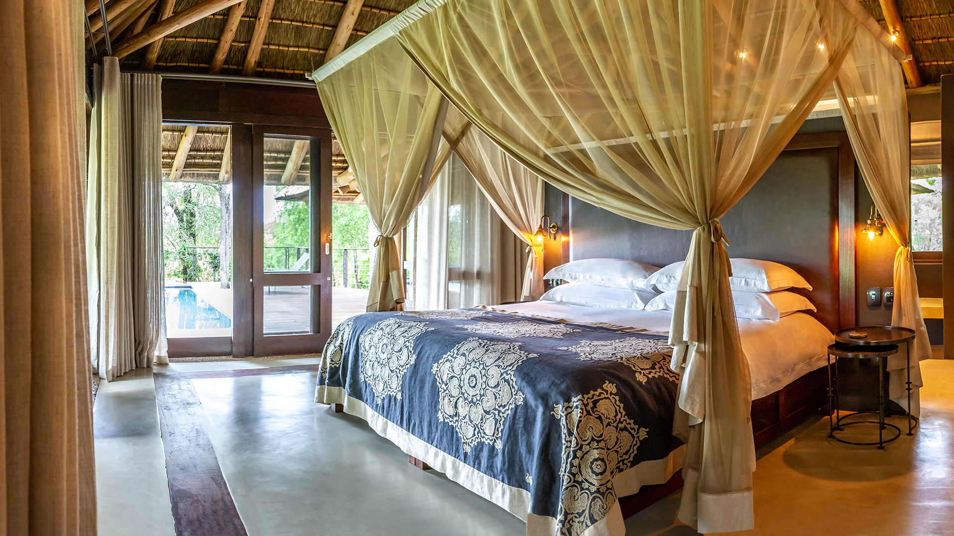  Africa, South Africa, Dulini Leadwood Lodge, Suite Bed