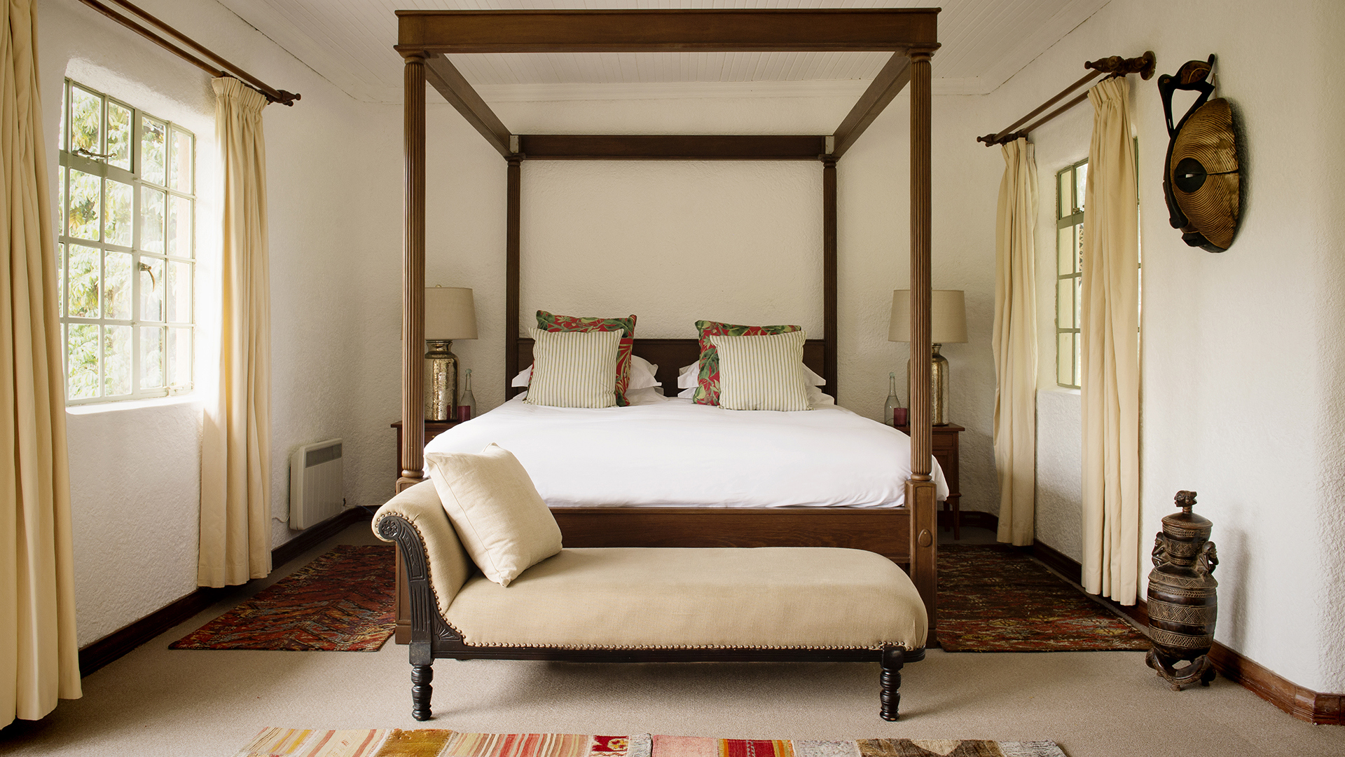  Africa, Rwanda, Sabyinyo, Four Poster Bed