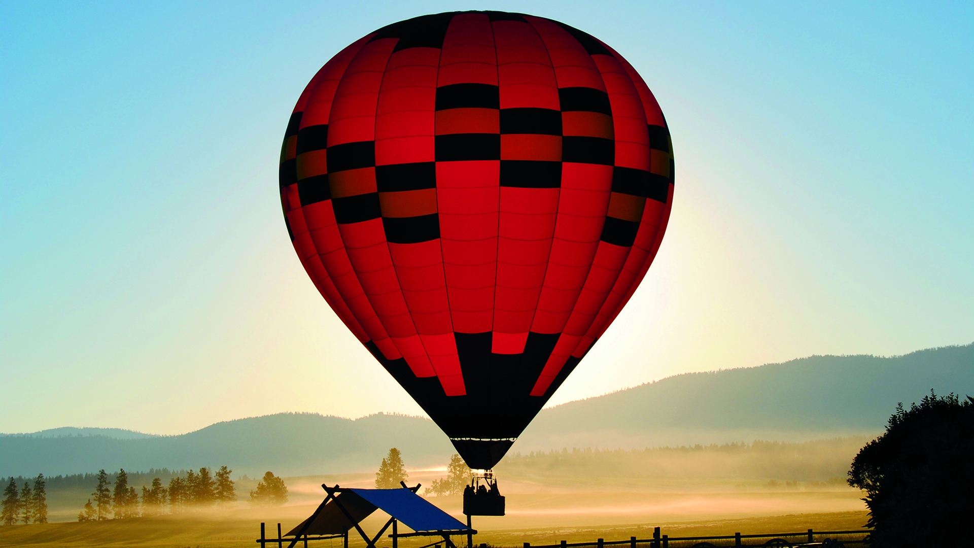  USA, Luxury Montana Holidays, The Resort at Paws Up, Hot Air Balloon