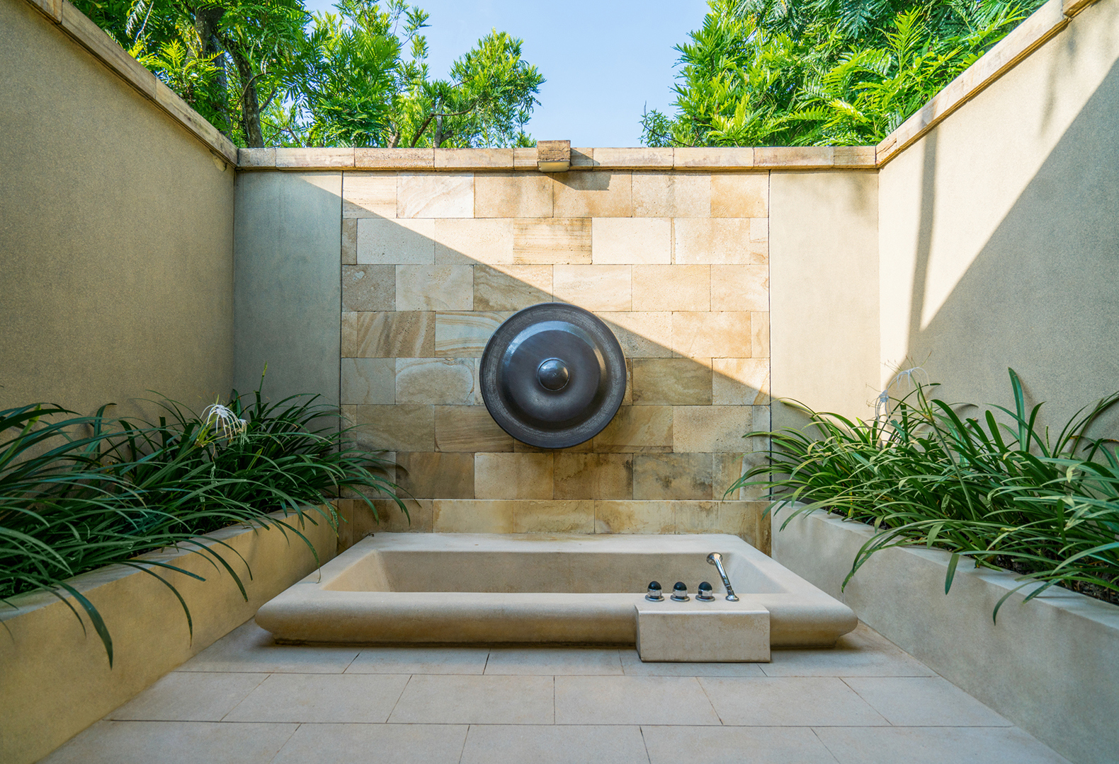 Asia, Indonesia, Amanjiwo, Outdoor bathroom