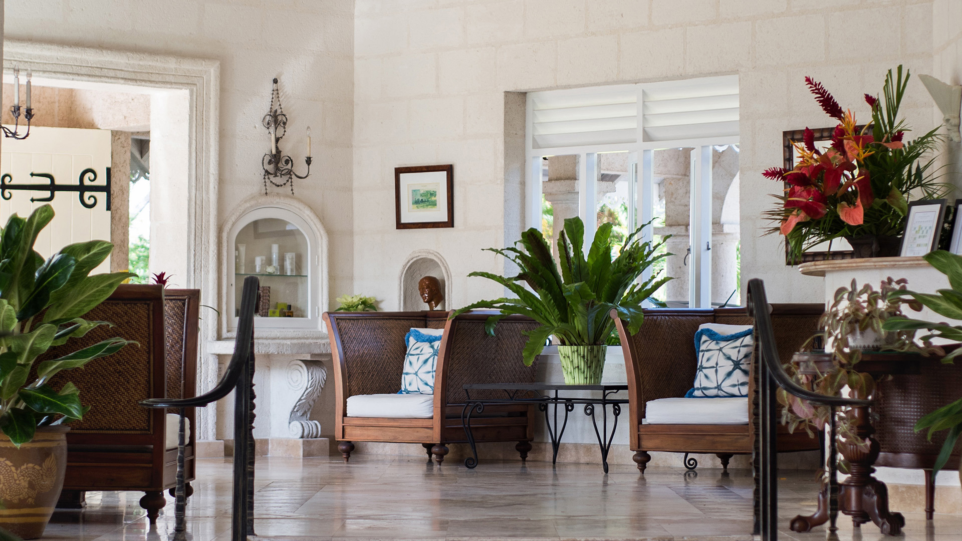 Two seats and a plant in the lobby entrance of Coral Reef Club