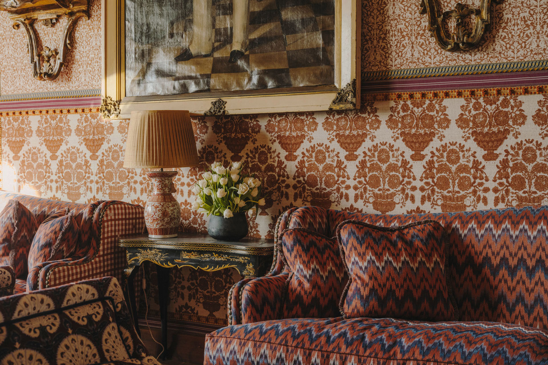 Sofas and side table with flowers in the Salon Chimenea 