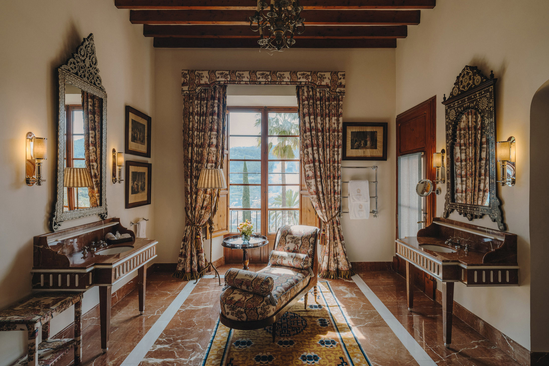 Double sinks and lounger in Grand Son Net Suite bathroom
