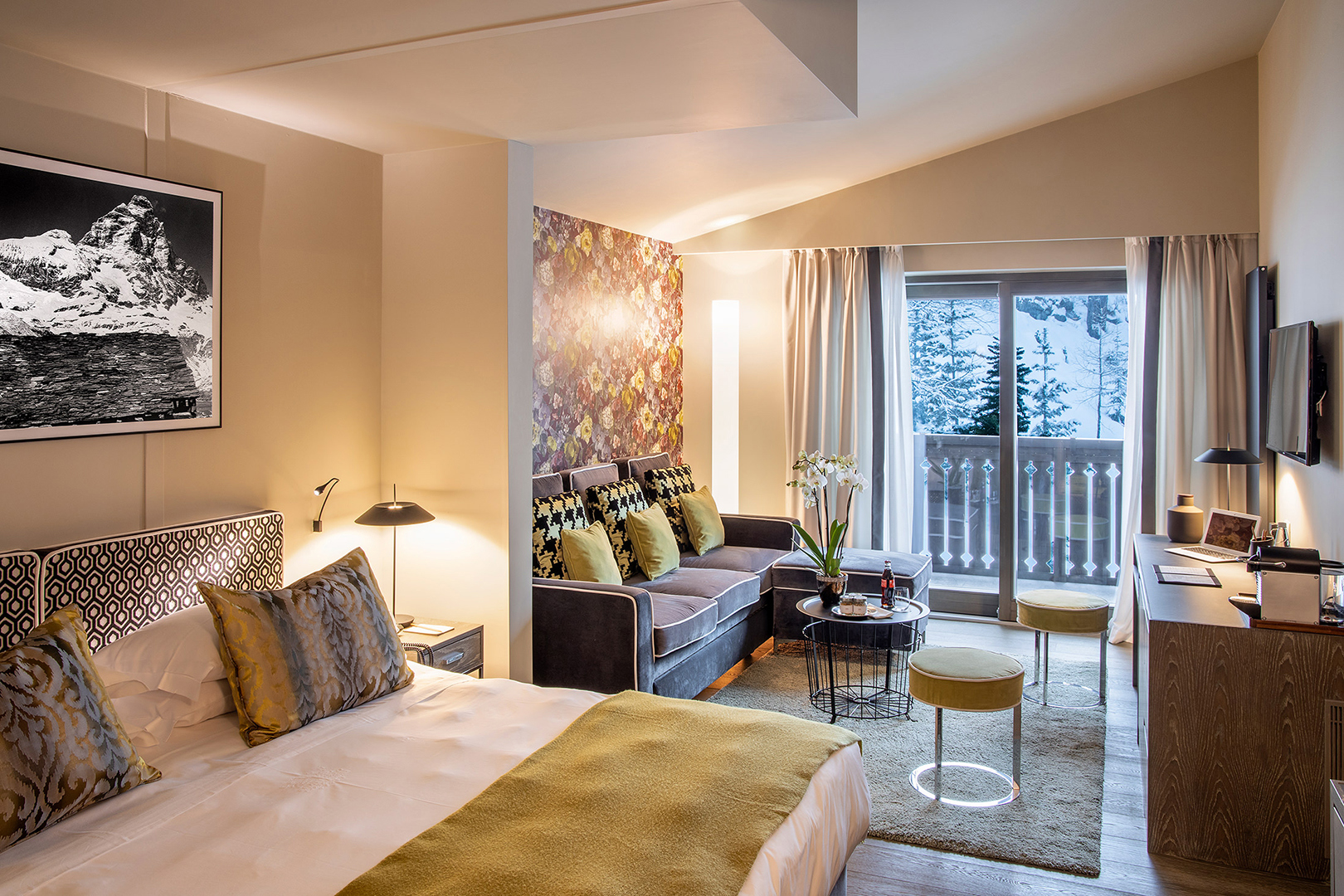 Ski & Snow, Cervinia, Italy, Hotel Hermitage, Bed and lounge