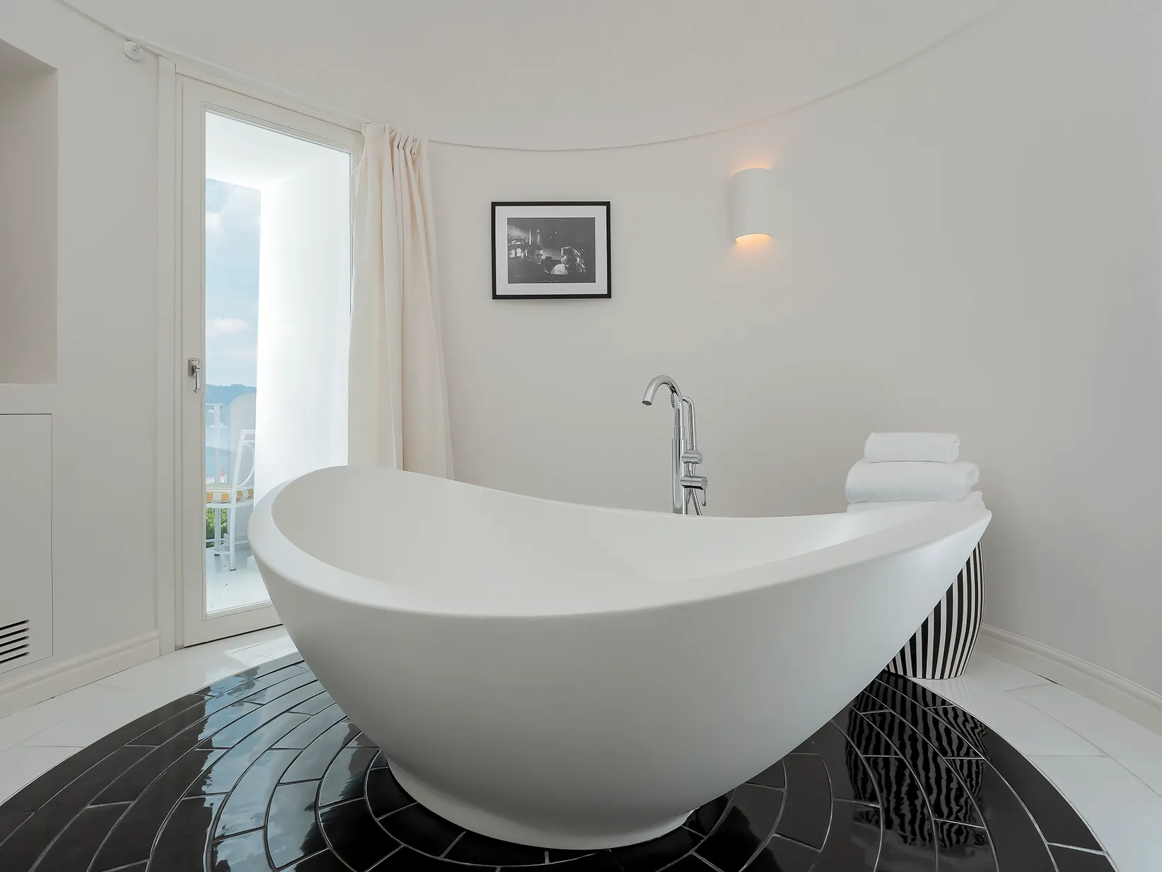 Europe, Italy, Amalfi Coast, Hotel Miramalfi, bathtub in suite bathroom