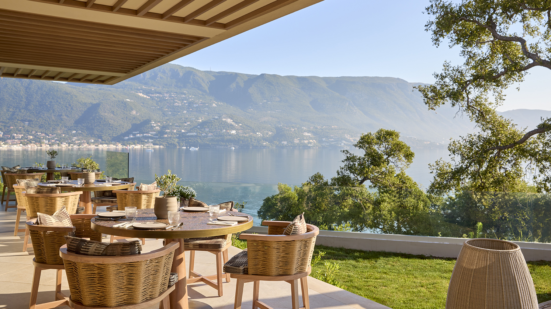 Tables with a view over the water at Olivia Restaurant