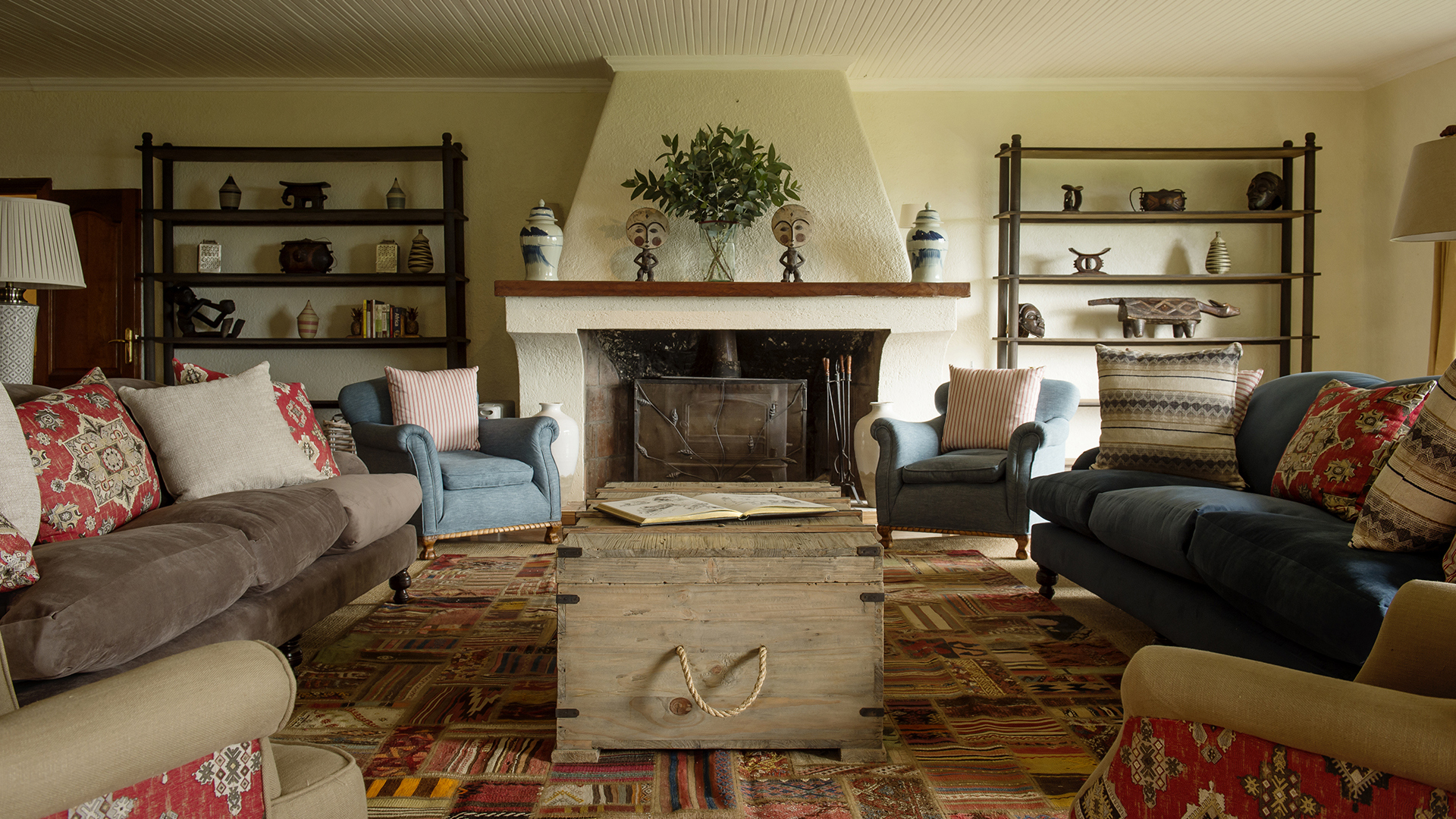  Africa, Rwanda, Sabyinyo, Indoor Lounge